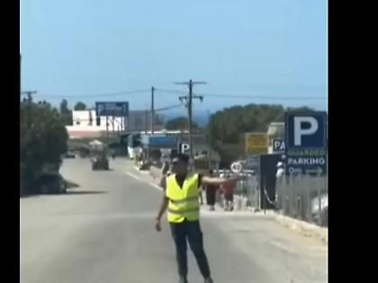 Αστυνομικοί στo Ελαφονήσι Κρήτης ντύθηκαν… τουρίστες συλλαμβάνοντας τους «κράχτες» παρκαδόρους