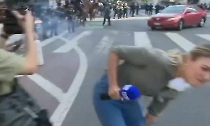 Η στιγμή που Αυστραλή δημοσιογράφος δέχεται on air πλαστική σφαίρα κατά τη διάρκεια των διαδηλώσεων στο Λος Άντζελες