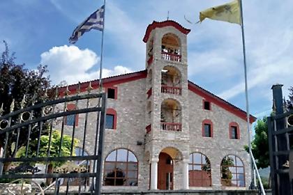 Έξαλλος νεαρός εισέβαλε βρίζοντας σε εκκλησία στη Λαμία γιατί τον ξύπνησαν οι καμπάνες