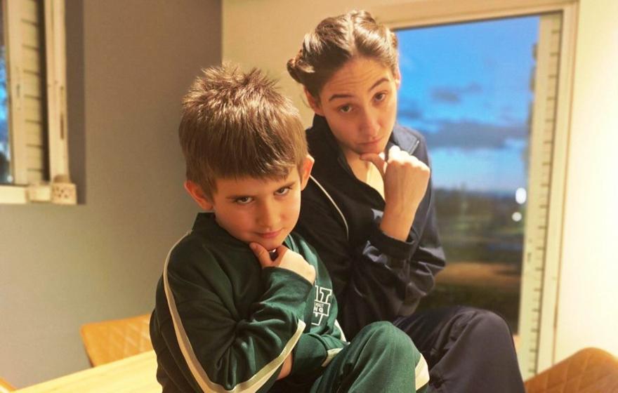 Φωτεινή Αθερίδου: Ο γιος της προσπαθεί να πει...Σταχτοπούτα... και το αποτέλεσμα είναι ξεκαρδιστικό!