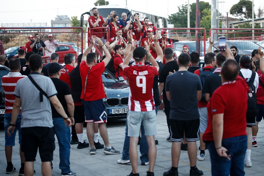 Ολυμπιακός: Αποθεωτική υποδοχή μετά την κατάκτηση του πρωταθλήματος