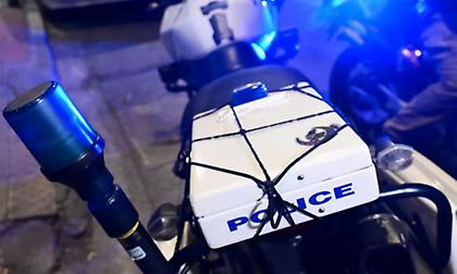 Αυτοκίνητο παρέσυρε και τραυμάτισε δύο πεζούς στο κέντρο της Αθήνας