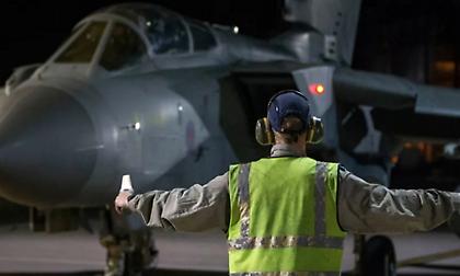 Η Βρετανία στέλνει μαχητικά και ενισχύσεις στη Μέση Ανατολή