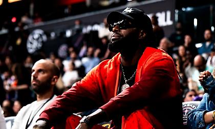 Βλέπει γαλλικούς τελικούς με εντυπωσιακή αμφίεση ο Λεσόρ