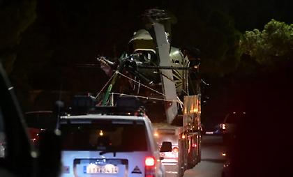 Ανελκύστηκε το ελικόπτερο που κατέπεσε στη μαρίνα της Βουλιαγμένης