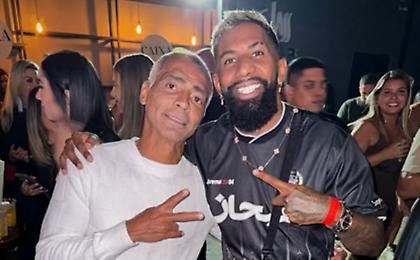 Αγκαλιά με τον Ρομάριο ο Ρόντινεϊ και το αποθεωτικό του μήνυμα προς τον Βραζιλιάνο θρύλο