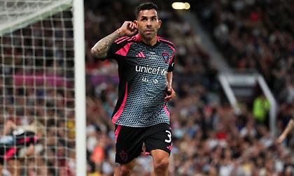 Άπιαστος στα 41 του ο Τέβες: Έβαλε τέσσερις γκολάρες… η μία καλύτερη από την άλλη!