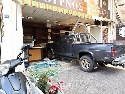 Αγρίνιο: «Μπούκαρε» με το αγροτικό σε φούρνο