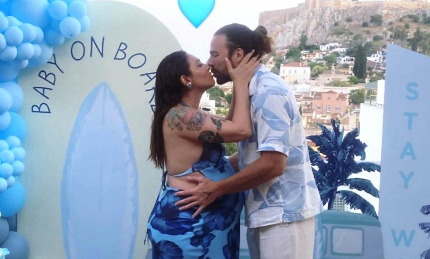 Βαλαβάνη- Μόργκαν: Με θέα την Ακρόπολη και Surfing theme το Baby Shower για τον γιο τους