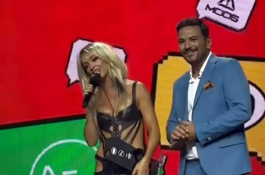 MAD VMA 2025: Η πασαρέλα της Φουρέιρα με τα βραβεία στα παρασκήνια