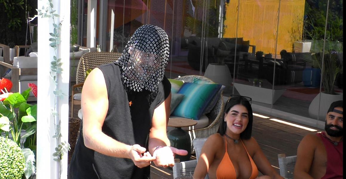 Big Brother: Τρελό τρολάρισμα στη Ζωή για το... χέρι που στέλνει κόσμο αδιάβαστο... και επικός Ντεντόπουλος