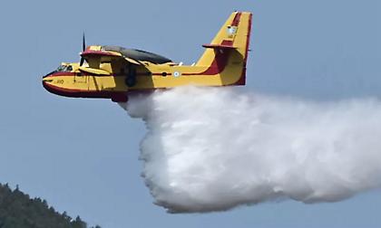 Φωτιά σε δασική έκταση κοντά στη Μονή Πεντέλης - Αεροσκάφη και ελικόπτερο στην επιχείρηση κατάσβεσης