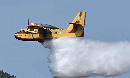 Υπό μερικό έλεγχο η φωτιά σε δασική έκταση κοντά στη Μονή Πεντέλης