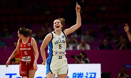 Η Μποσγανά ντύθηκε... Κάρι και ξεσήκωσε το ΣΕΦ