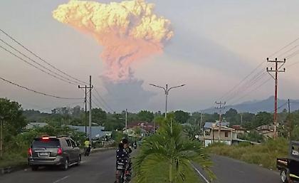 Συναγερμός στην Ινδονησία: Πτήσεις ακυρώθηκαν έπειτα από την έκρηξη ηφαιστείου