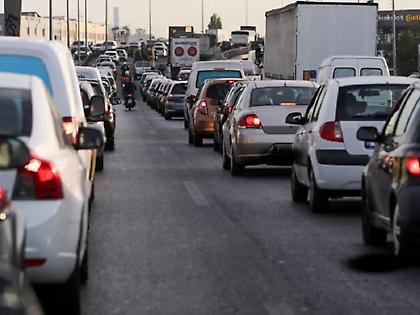 Μποτιλιάρισμα στην παραλιακή λόγω δυο τροχαίων - Ουρές 14,5 χιλιομέτρων στον Κηφισό