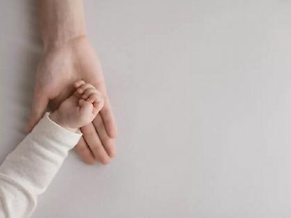 Εξαφανίστηκαν οι γονείς που παράτησαν το μωρό τους στο μπαλκόνι στη Θεσσαλονίκη - Πληροφορίες ότι έφυγαν από τη χώρα