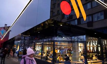 Κορν φλέικς, κόκα κόλα και Φερράρι στη Ρωσία - Πώς η Μόσχα παρακάμπτει τις κυρώσεις