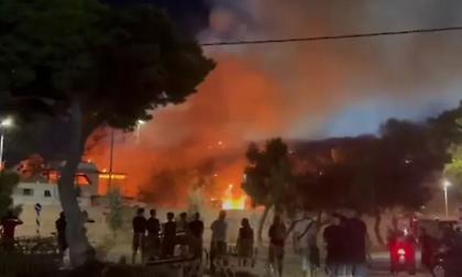 Φωτιά σε πάρκινγκ σκαφών στη Γλυφάδα- Δείτε βίντεο