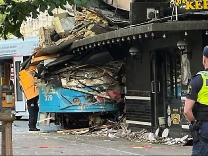 Τραμ πήρε με φόρα αριστερή στροφή και έπεσε πάνω σε πιτσαρία