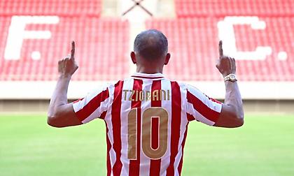 «Σας αγαπώ»: Επισκέφτηκε το «Γ. Καραϊσκάκης» και πόζαρε με την επετειακή φανέλα ο Ζιοβάνι