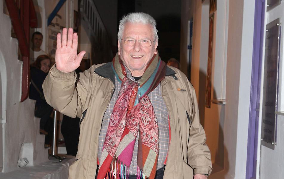 Σάντρα Βουτσά: Απαντά στα σχόλια ότι η οικογένειά της άφησε αφρόντιστο και χωρίς φωτογραφία τον τάφο του πατέρα τους