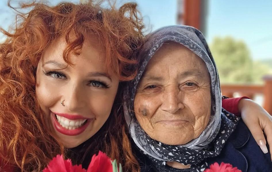 Σοφία Κουρτίδου: Έβαλε τη γιαγιά της να μιλήσει με την τεχνητή νοημοσύνη και ιδού το σπαρταριστό αποτέλεσμα!