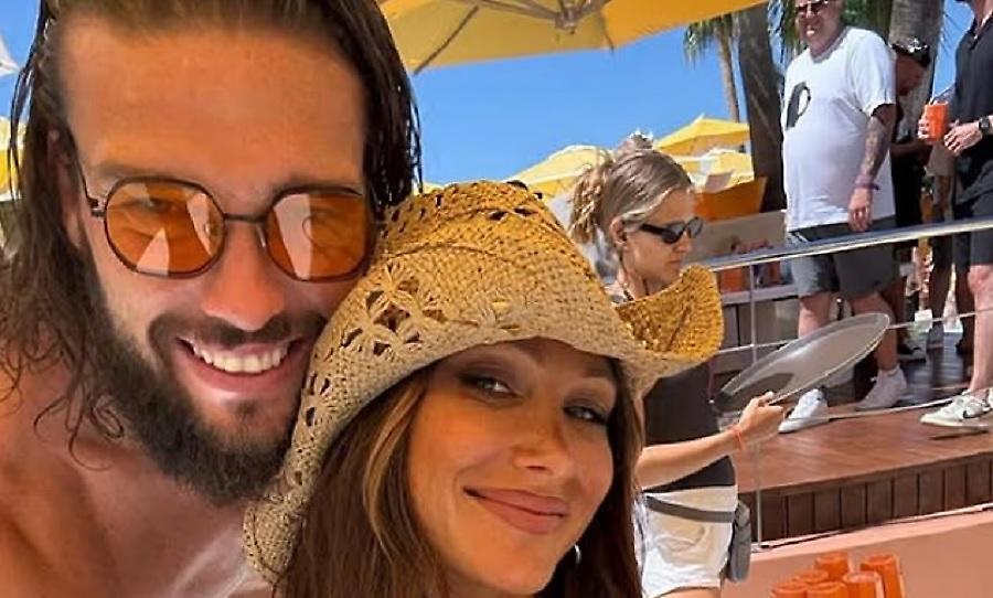 Μπλεξίματα στη Μύκονο για Κάρολ: Τσακώθηκε με τη σύντροφό και τον ανέκρινε η αστυνομία