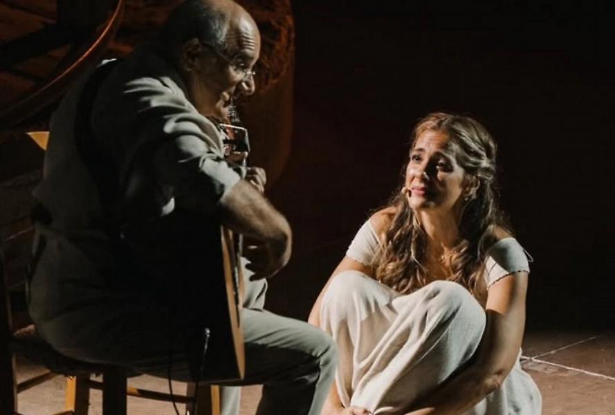 Νατάσσα Μποφίλιου: Ο μπαμπάς της είναι η προσωποποίηση του meme «ο θείος που θέλει να κάνει παρέα με τη νεολαία»