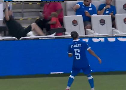 Viral περιστατικό στο Ονδούρα-Ελ Σαλβαδόρ: Θεατής προσπάθησε κοντρόλ και… σωριάστηκε!