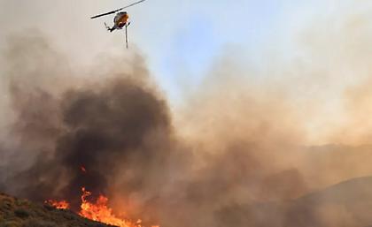 Πύρινος εφιάλτης στη Χίο: Δύσκολη νύχτα για πυροσβέστες και κατοίκους