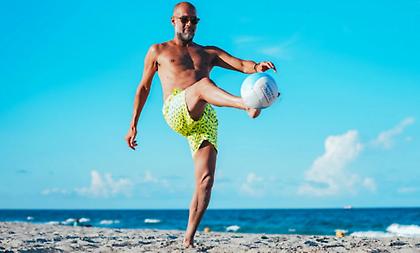 Γιόγκα στην παραλία, βουτιές και μπαλίτσα στην άμμο με Γκουαρδιόλα για τους παίκτες της Μάντσεστερ Σίτι