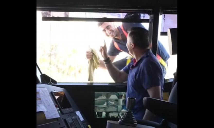 Viral ναύτης μπαίνει στο πλάνο απ' το παράθυρο!