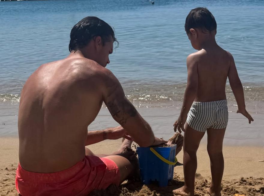 Ελένη Φουρέιρα: Beach Day με τα αγόρια της, κάστρα στην άμμο και πειράγματα