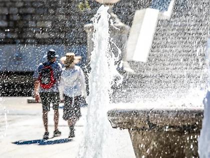 Καιρός: Σε κλοιό καύσωνα η χώρα – Στους 41 βαθμούς η θερμοκρασία, αποπνικτική η ατμόσφαιρα