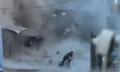 Συγκλονιστικό βίντεο: Η στιγμή που ένα νεαρός με ποδήλατο γλιτώνει τον θάνατο σε βομβαρδισμό στη Γάζα