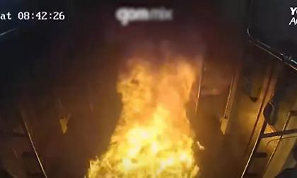 Σοκαριστικό βίντεο από τη στιγμή που 67χρονος άνδρας ανάβει φωτιά μέσα σε βαγόνι του μετρό στη Σεούλ