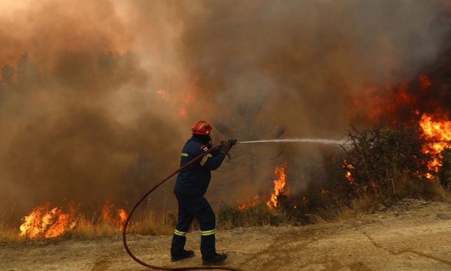 Φωτιά στην Παιανία κοντά σε κατοικημένη περιοχή