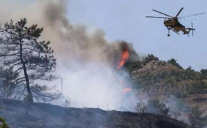 Φωτιά στα Πεντεόρια Φωκίδας - Στη μάχη και εναέρια μέσα
