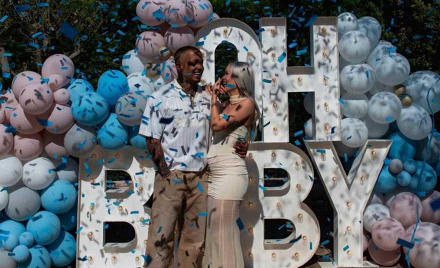 Light-Άννα Θεοδωρίδη: Πάρτι για τα γενέθλιά της με δύο τούρτες λίγο πριν γίνουν γονείς