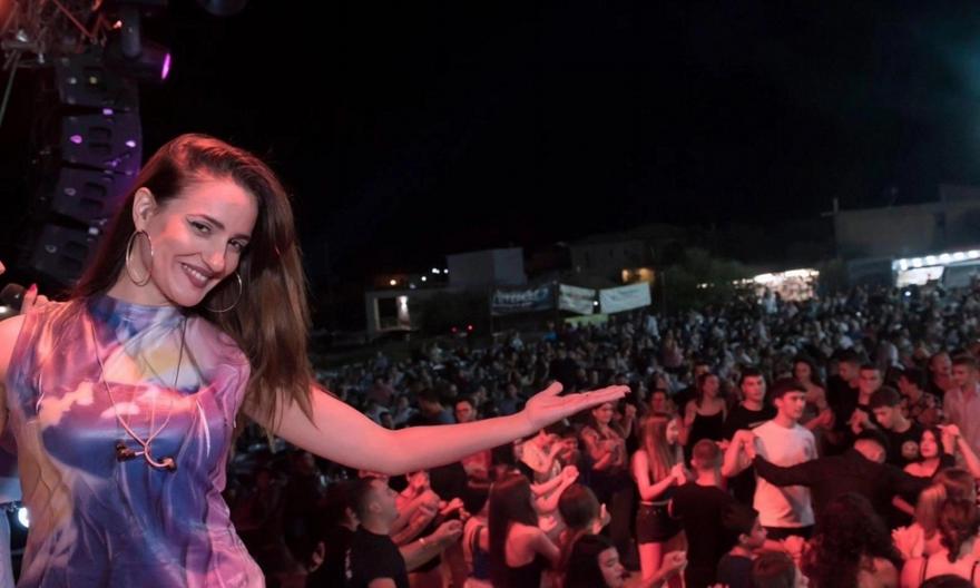 Ξένια Βέρρα: Ξεσηκώνει με το τραγούδι «Πήρε φωτιά η γειτονιά»!