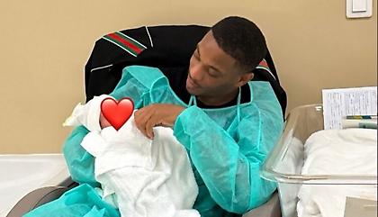 Πρώτα έγινε πατέρας ο Μαρσιάλ και μετά πήγε στην προετοιμασία της ΑΕΚ