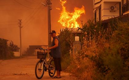 Πυρινή λαίλαπα στη Σμύρνη - Οι φλόγες εξαπλώνονται σε κατοικημένες περιοχές