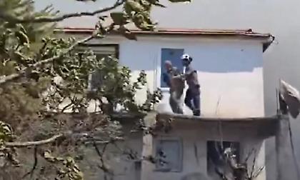 Μεγάλη φωτιά στη Σμύρνη - Οι φλόγες εξαπλώνονται σε κατοικημένες περιοχές