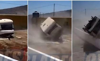 Σαντορίνη: Θυελλώδεις άνεμοι σήκωσαν στον αέρα τροχόσπιτο σαν παιχνίδι και το διέλυσαν