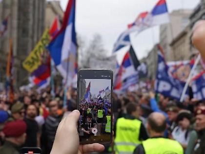 Οργή λαού στη Σερβία - Περίπου 140.000 διαδηλωτές απαίτησαν εκλογές