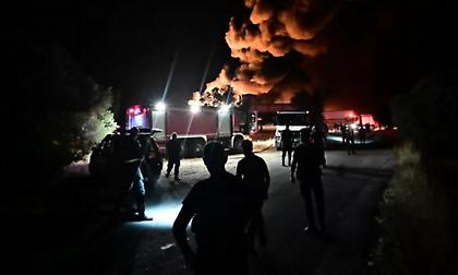 Υπό μερικό έλεγχο η πυρκαγιά σε εργοστάσιο πλαστικών στα Μέγαρα