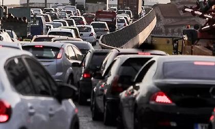 Ακινητοποιημένα τα αυτοκίνητα στη Λ. Αθηνών μετά από τροχαίο - Μποτιλιάρισμα 2,5 χιλιομέτρων στη Σχιστού