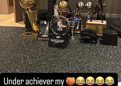 Ο Αντετοκούνμπο δείχνει τους τίτλους του και απαντά στους επικριτές του: «Underachiever my ass»