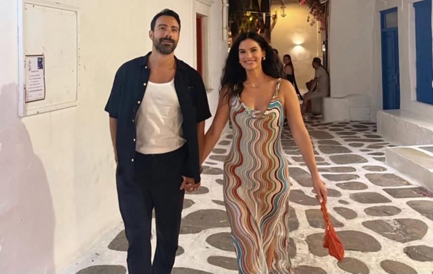 Χριστίνα Μπόμπα: Ξυπόλητη πάνω στο τραπέζι και με το Pretty Woman γιόρτασε τα γενέθλιά της